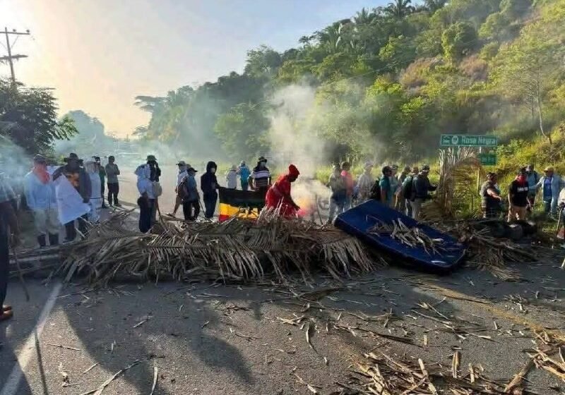 Garífunas mantienen bloqueo en CA-13 y exigen diálogo urgente al Gobierno