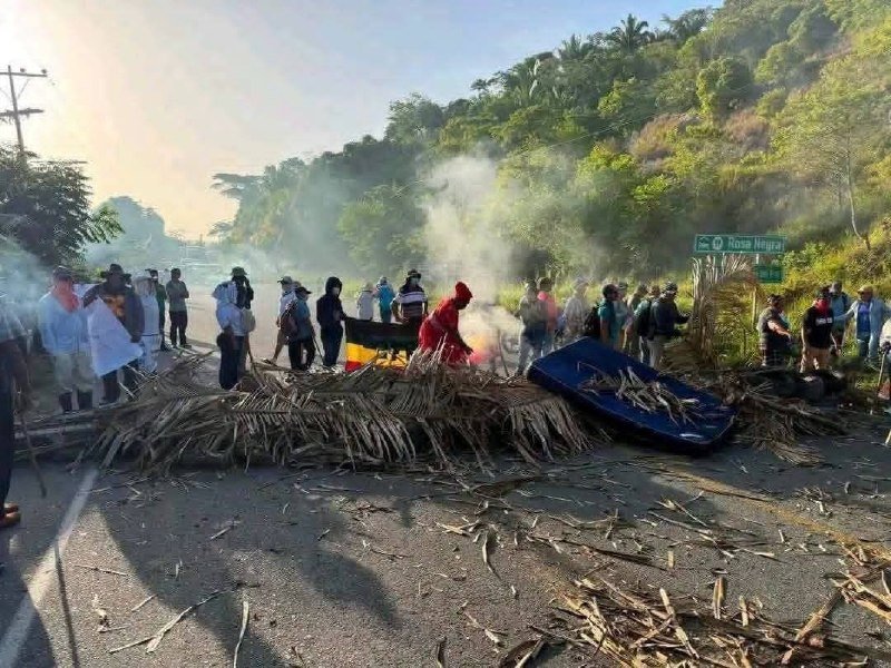 Garífunas mantienen bloqueo en CA-13 y exigen diálogo urgente al Gobierno