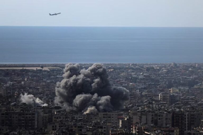 Trump pausa los bombardeos a Irán pero amenaza con el mayor ataque de la guerra