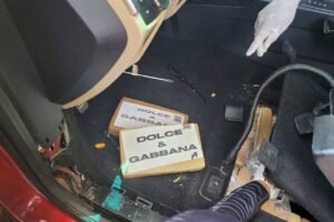 Madre e hija caen con cargamento de 154 kilos de cocaína