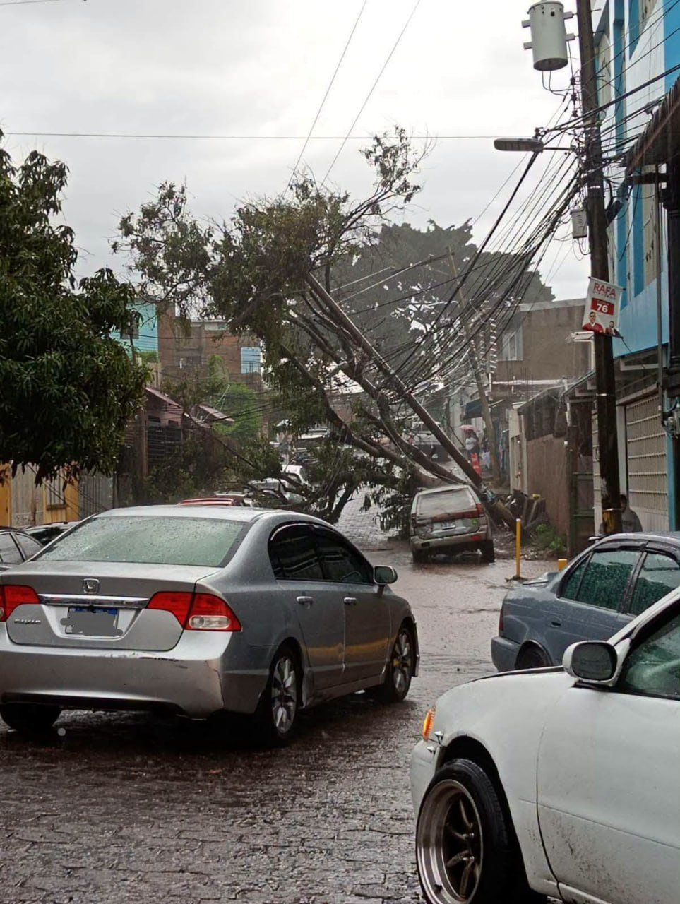 Alerta Amarilla en Tegucigalpa: lluvias dejan socavones y la ciudad sigue sin agua