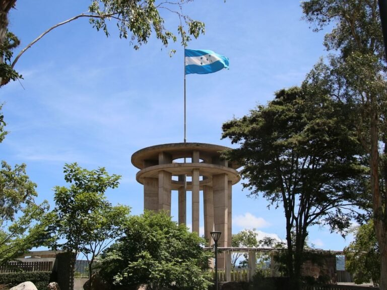 Inician las Fiestas Patrias con el Día de la Bandera Nacional