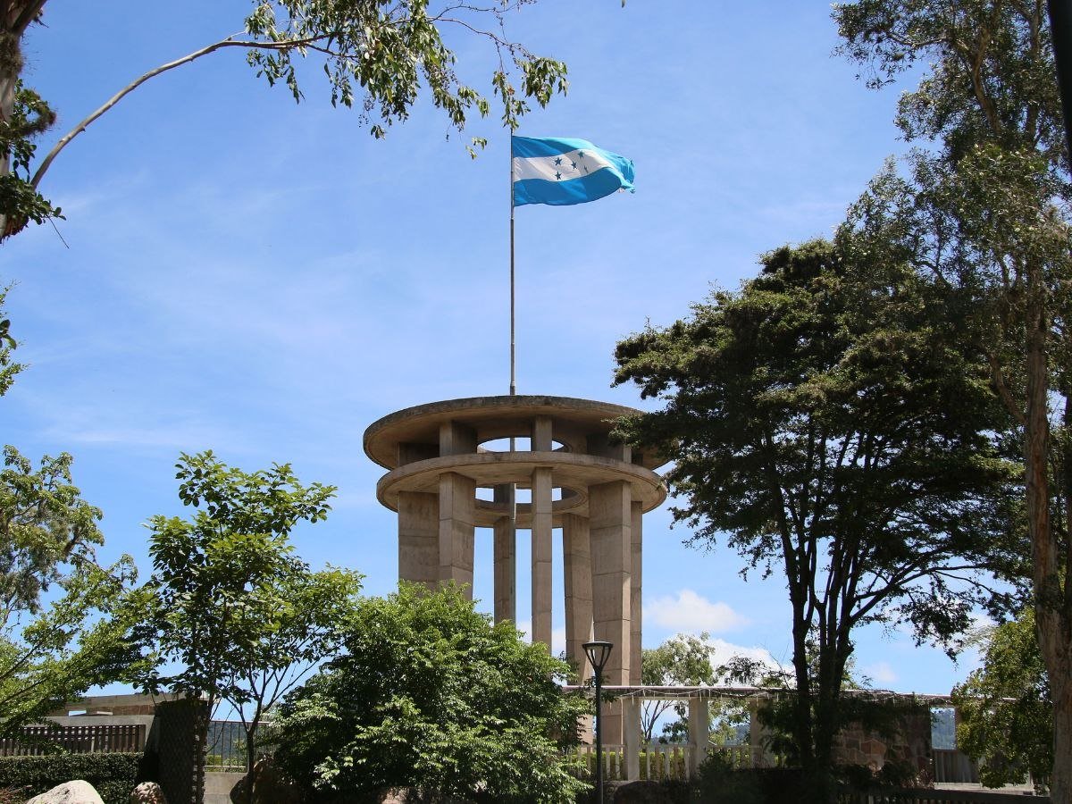 Inician las Fiestas Patrias con el Día de la Bandera Nacional