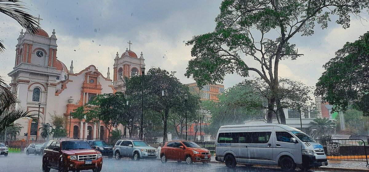 Onda tropical dejará lluvias y actividad eléctrica este lunes