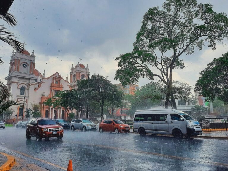 Onda tropical dejará lluvias y actividad eléctrica este lunes